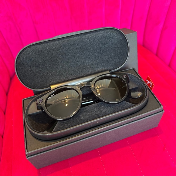 Ray-Ban Stories Round Smart Glasses – Shiny Black RW4003 - Picture 3 of 12